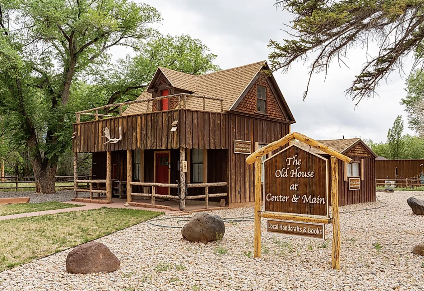 The Old House at Center and Main craft shop building and sign in Torrey, Utah